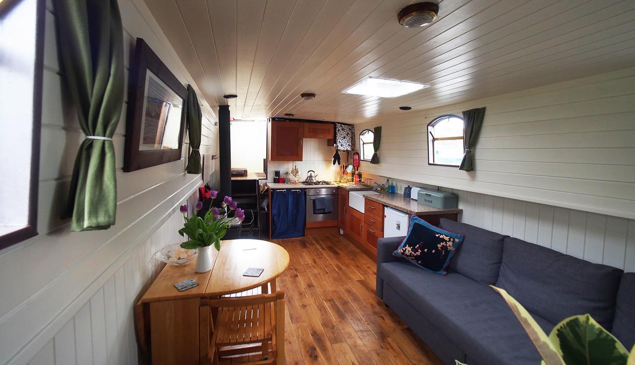 Roisin Dubh Houseboat Botel Sallins