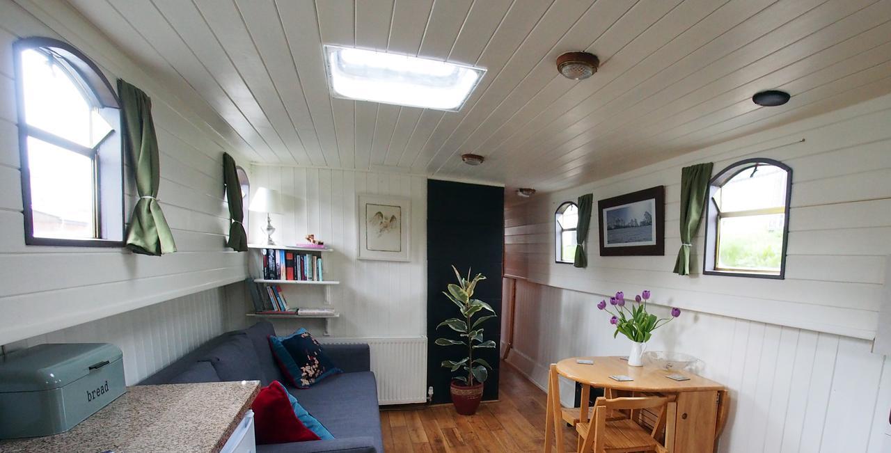 Roisin Dubh Houseboat Botel