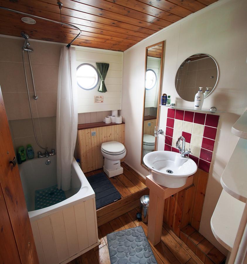 Roisin Dubh Houseboat Botel