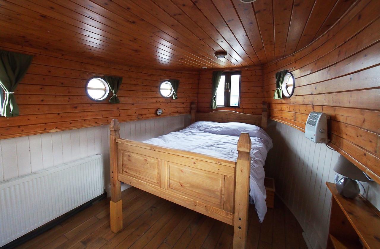 Roisin Dubh Houseboat Botel Sallins