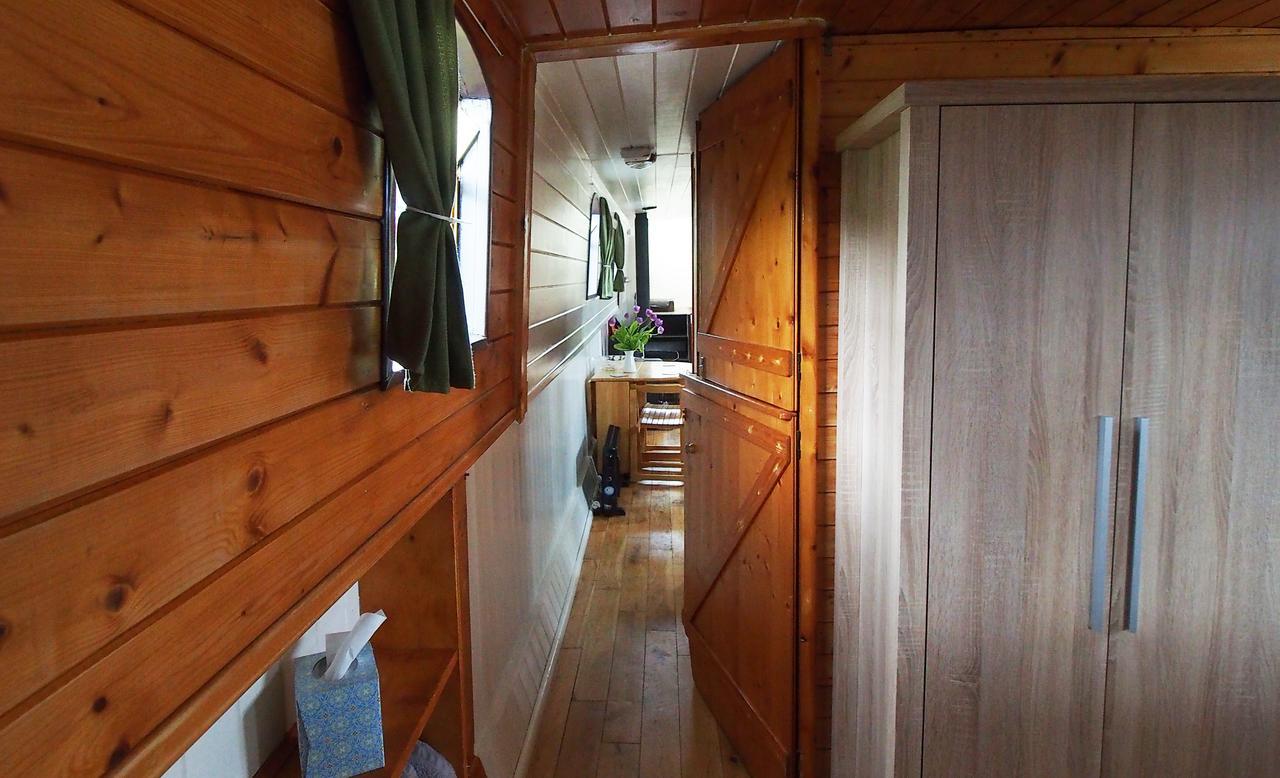 Roisin Dubh Houseboat Botel Sallins